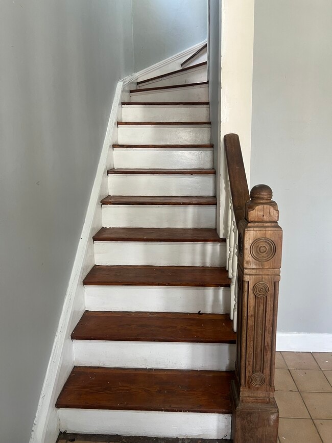 Escaleras que conducen al apartamento - 414 Tusculum Ave