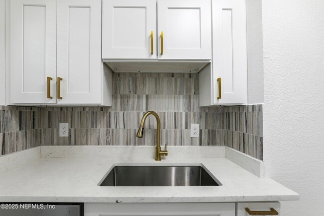 Photo - 5246 Sunderland Rd