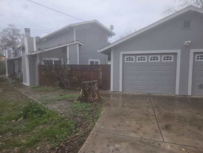 Building Photo - ro19300 Mountain Meadow South Unit #B