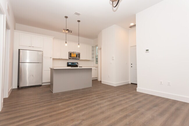 Photo - 91 E 21st St