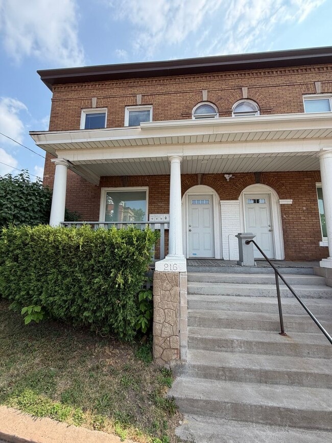 Building Photo - 214-216 N 2nd Ave E Unit 216 2
