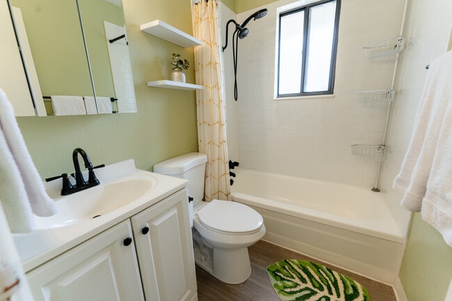 Photo - 61 Newland St Unit Stylish 3BR location