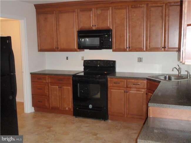 Building Photo - 404 Hopkins Ct