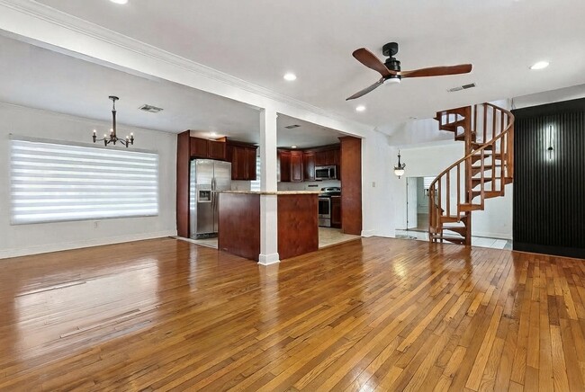 2135 Mirabeau Ave