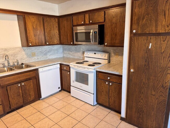 Photo - 2 bed, 1 and 1/2 baths with a 1 car garage and new countertops! cute duplex for rent near SW 89th...