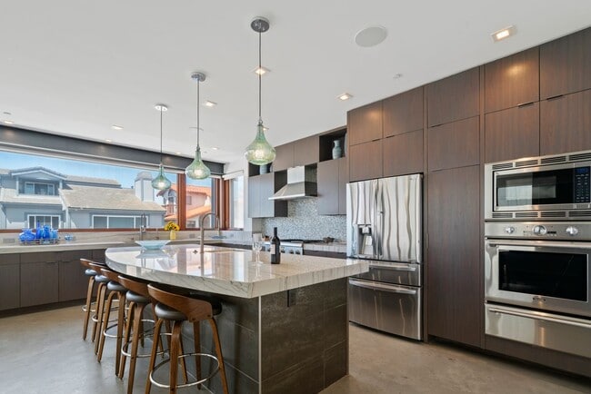 Photo - 1214 Cornwall Ln