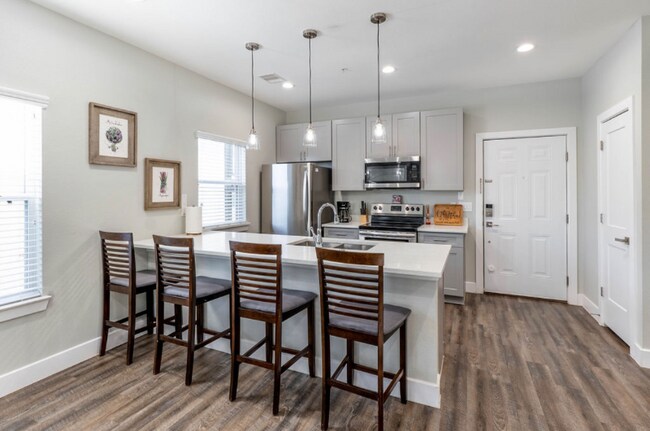 Photo - 144 W 5th St Unidad C