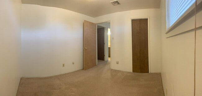 Photo - 1120 N Oak St