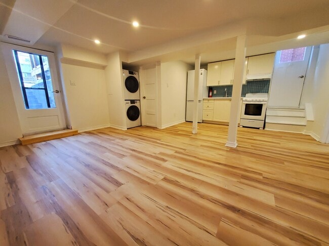 Building Photo - LARGE, very bright lower level loft apartment-  Available on April 1 is this beautiful, large and... Unit Lower