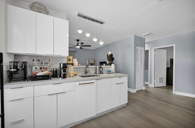 3231 SW 25th St Unit 1
