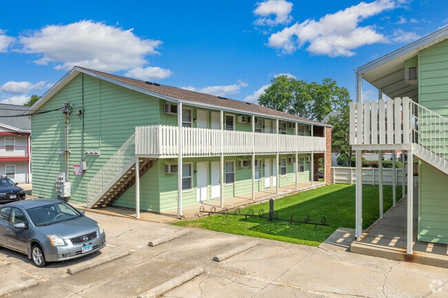 305 E Clark St - Rally - Free Parking Included