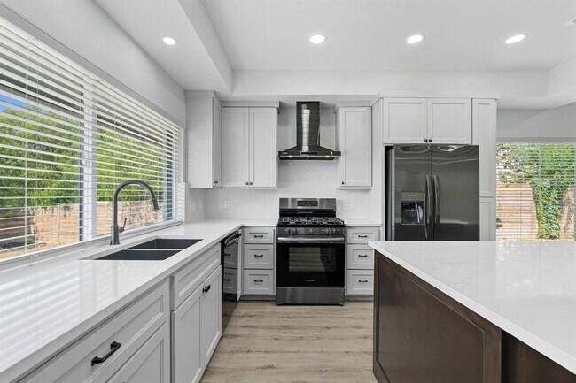 Photo - 5113 Loyola Ln