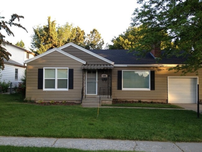 Building Photo - 2998 E Louise Ave