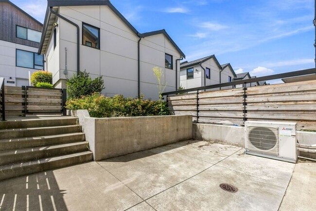 Photo - ULTRA-MODERN Air Conditioned Townhome in Beacon Hill!