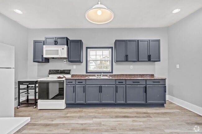 Building Photo - Stunning 3 bedroom home in McKees Rocks av...