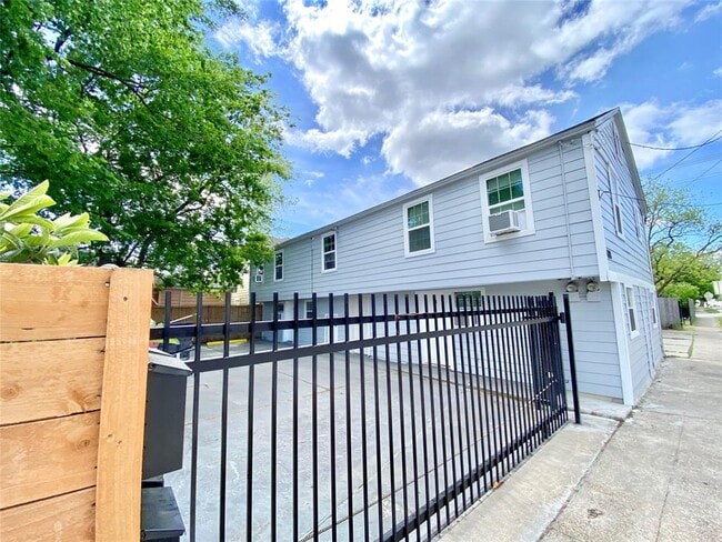 Gated parking with fully enclosed yard - 408 N 67th St Unidad 4