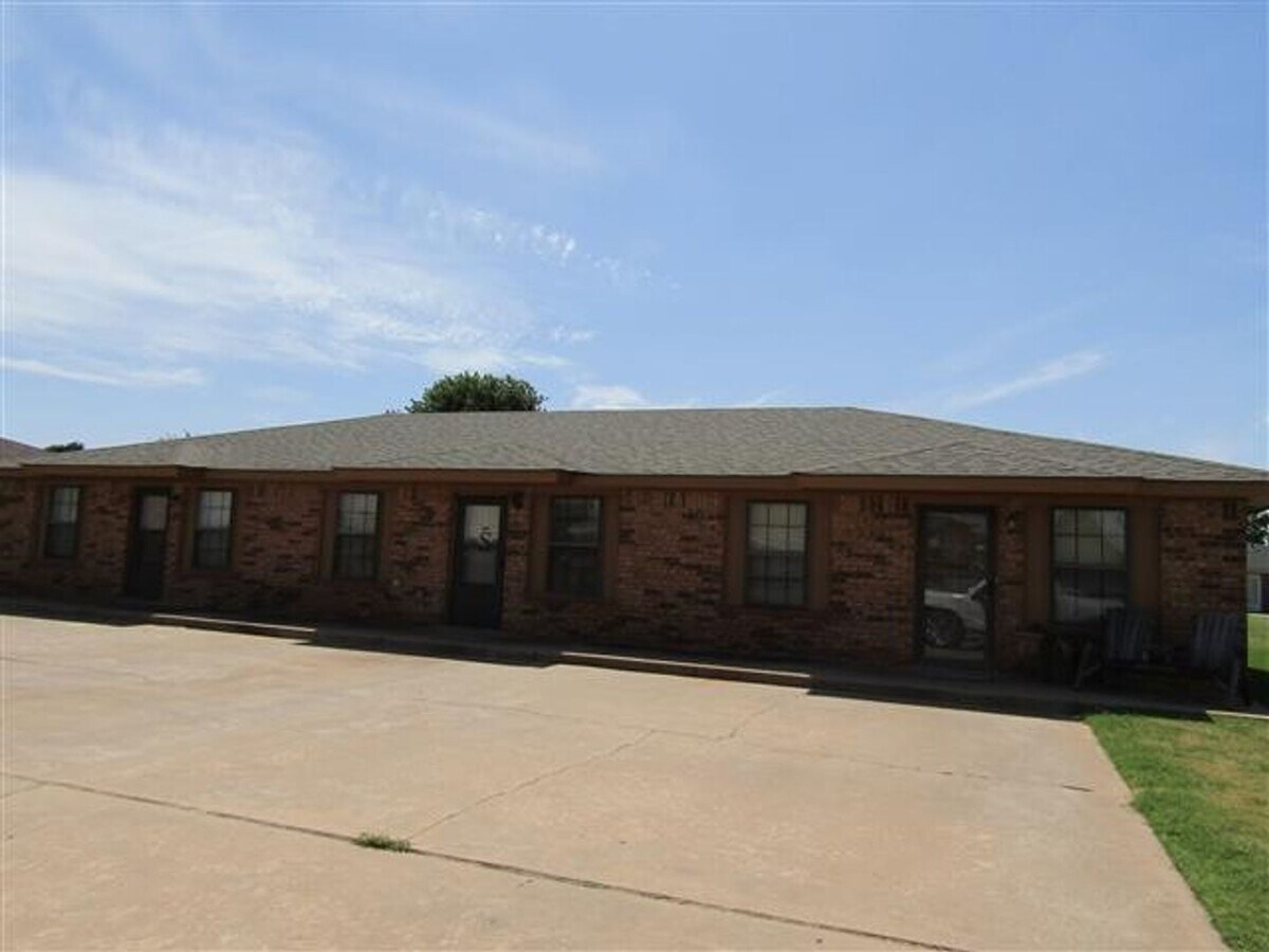 Great location close to parks. - Great location close to parks. House