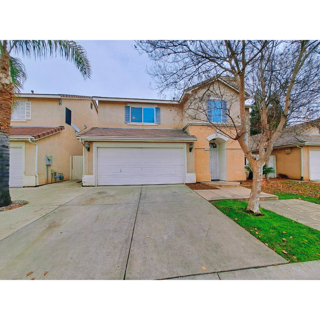 Building Photo - Comfortable 3BR Two-Story Home in Secure Fresno Community!