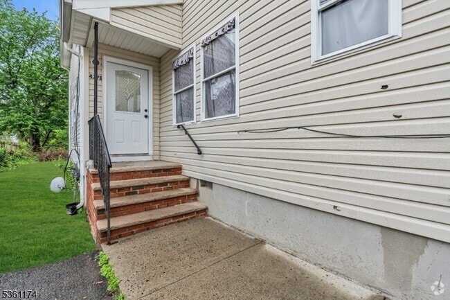 Building Photo - 477 Lewis St Rental