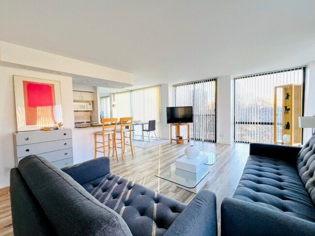 Building Photo - 345 W Fullerton Pky Unit 501