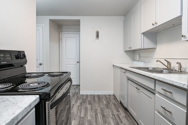 Photo - Hawthorne Court Apartments