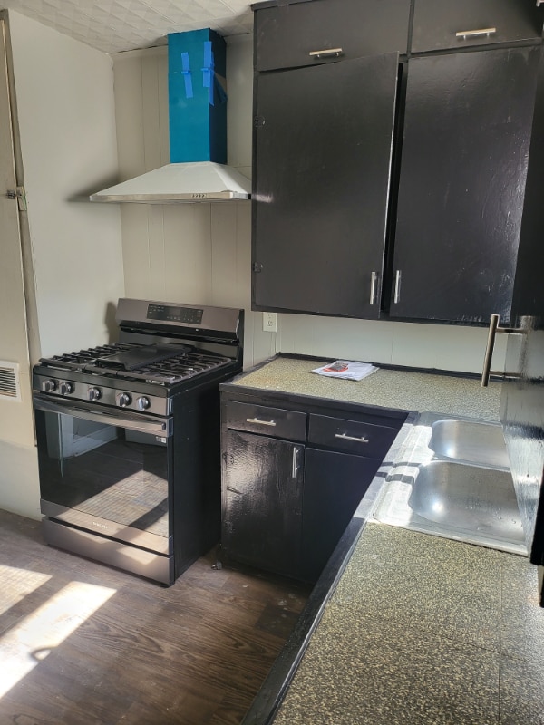 Photo - 823 W 9th St