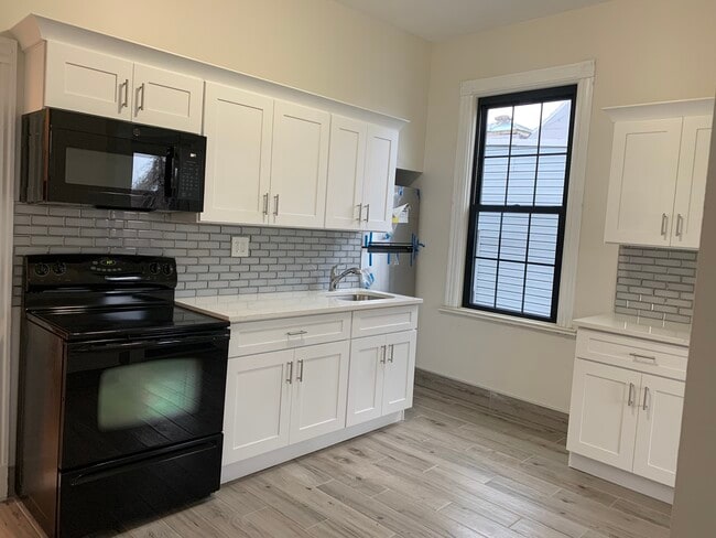 Photo - 393 Van Duzer St Unit 1