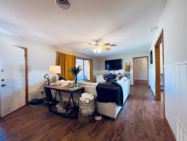 Photo - PRE-LEASING FOR SUMMER: Check out this Mod...