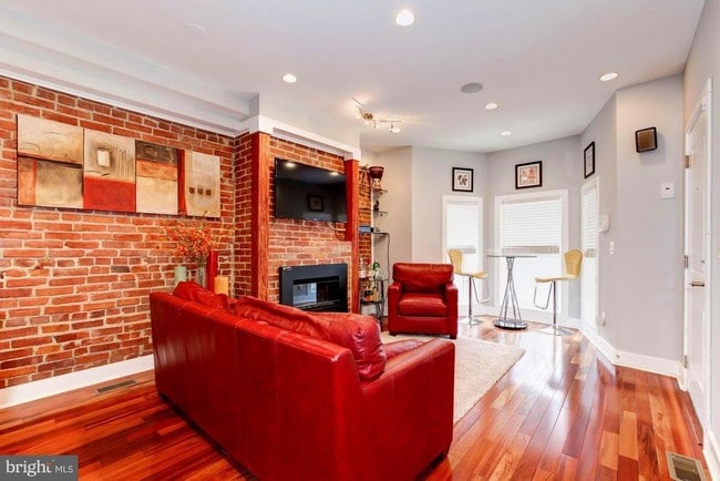 Sala de estar del último piso - 2819 11th St NW Unidad 1