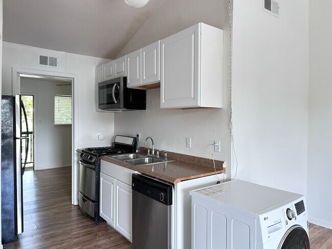 Photo - 1010 W 23rd St Unit 14