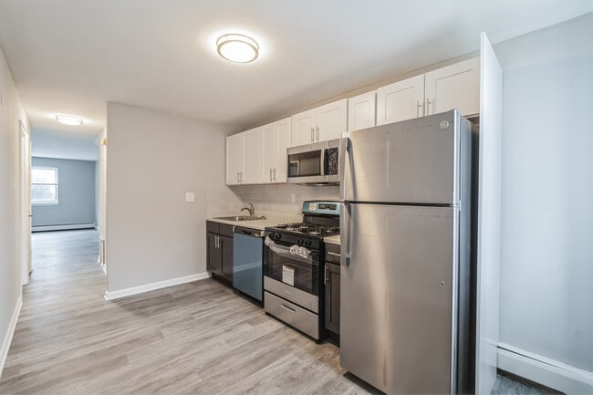 Manor- Kitchen - The Revere Apartments