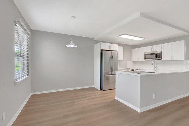 Photo - 296 Fanshaw H