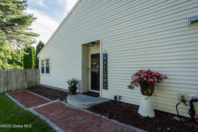 Building Photo - 18 Jaipur Ln