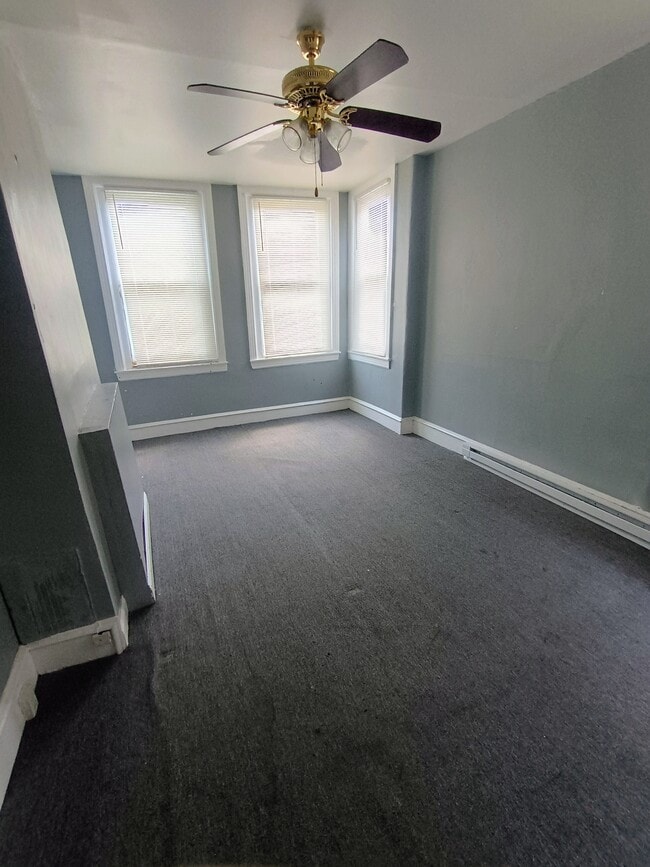 Dormitorio trasero - 2338 W Hagert St Unidad 2