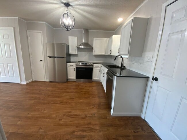 Photo - Welcome to Ravenwood Drive!