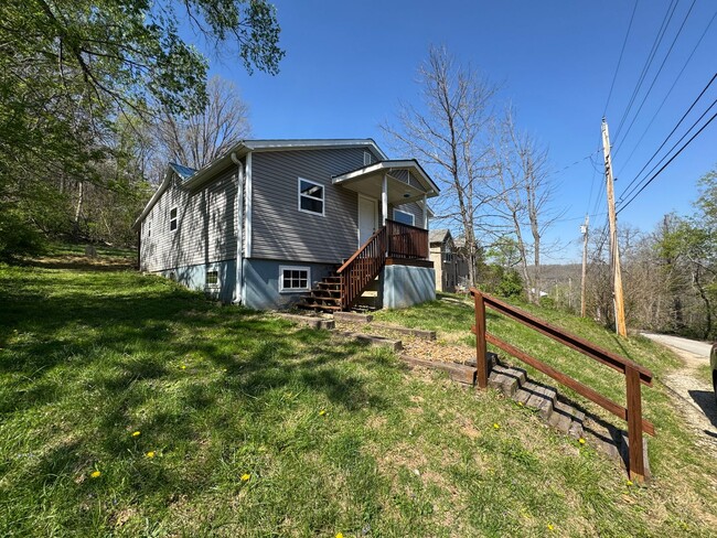 Cozy 2 Bedroom 1 Bathroom Home Nestled in ... - Cozy 2 Bedroom 1 Bathroom Home Nestled in ...