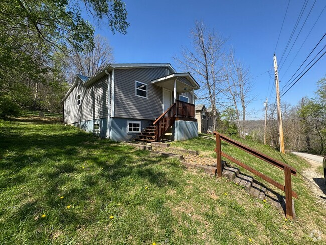 Building Photo - Cozy 2 Bedroom 1 Bathroom Home Nestled in ...