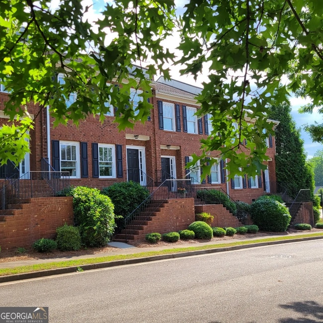 Building Photo - 1121 Surrey Ln