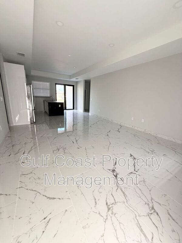 2216 NE 10th Pl