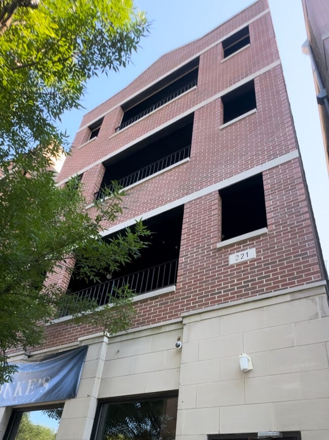Building Photo - 221 E 31st St Unit 4 Rental