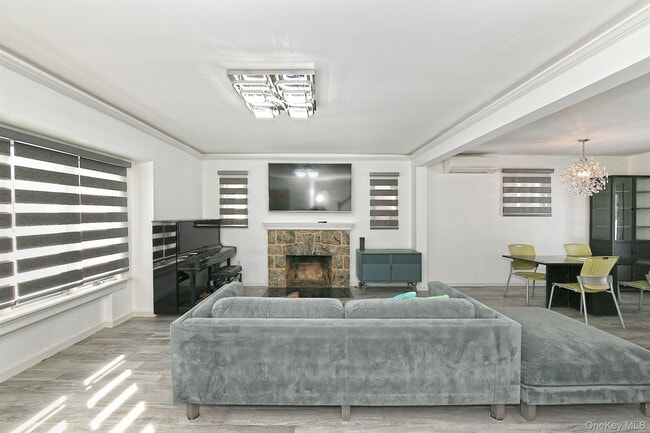 Photo - 222-03 Kingsbury Ave