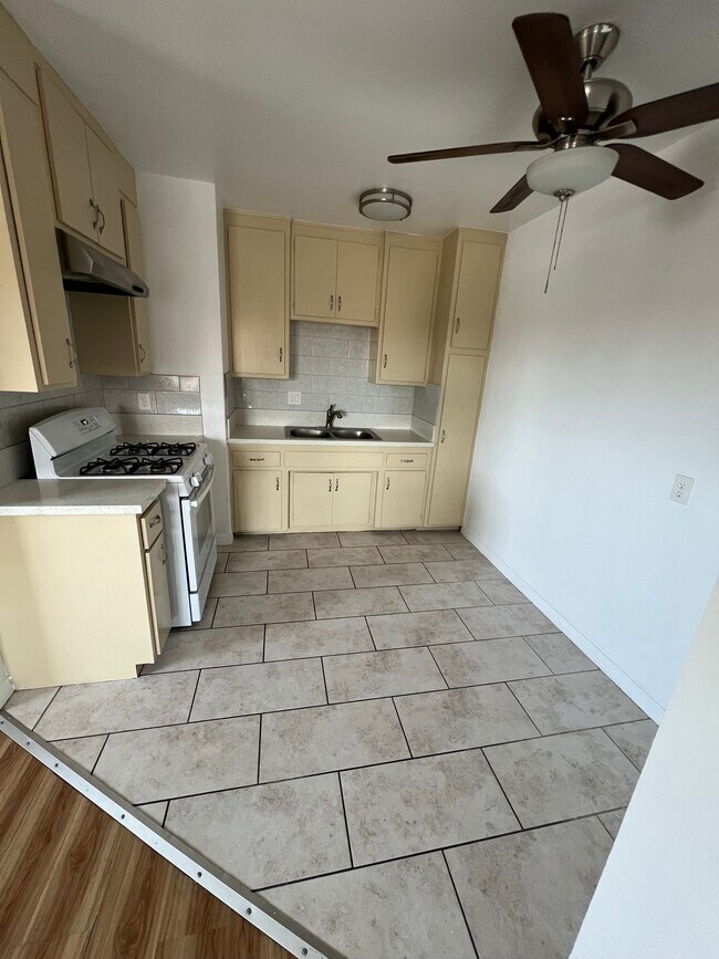 Kitchen - 821 W Colden Ave Unit #5