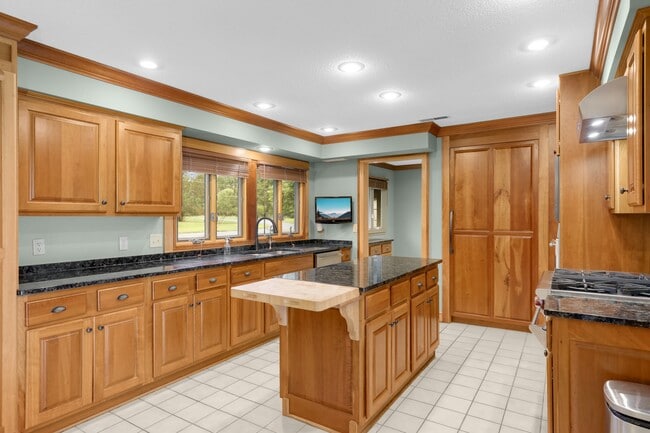 Large kitchen - 19 Point Rd