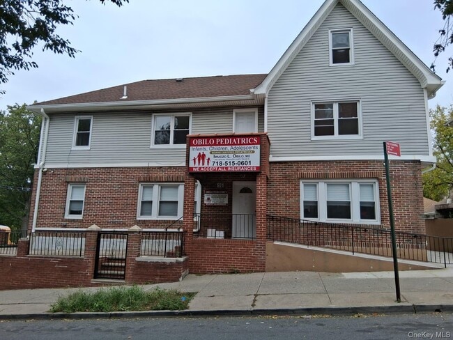 Building Photo - 601 E 226th St