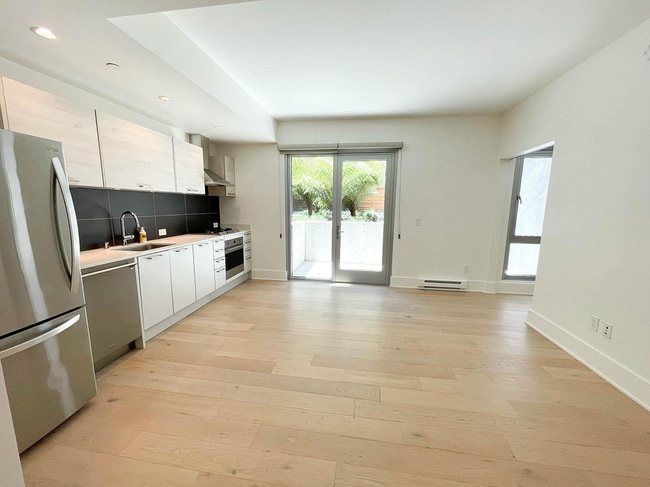 Building Photo - 1075 Market St Unit #207