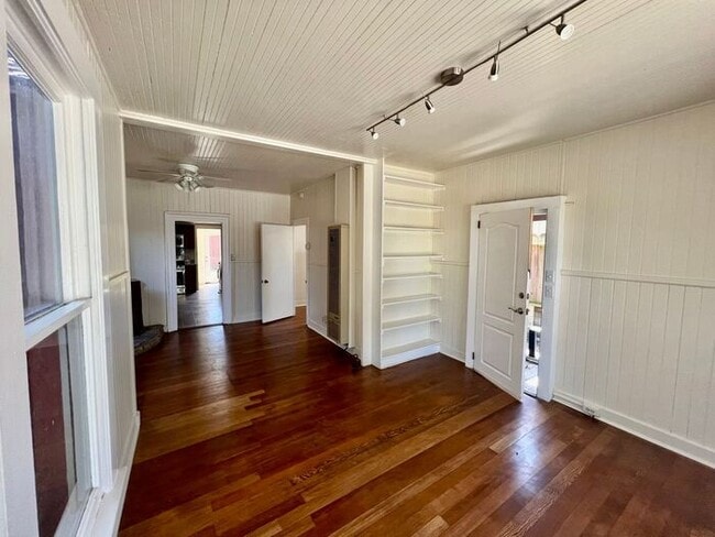 Building Photo - 5th Street Charm! Apply NOW!