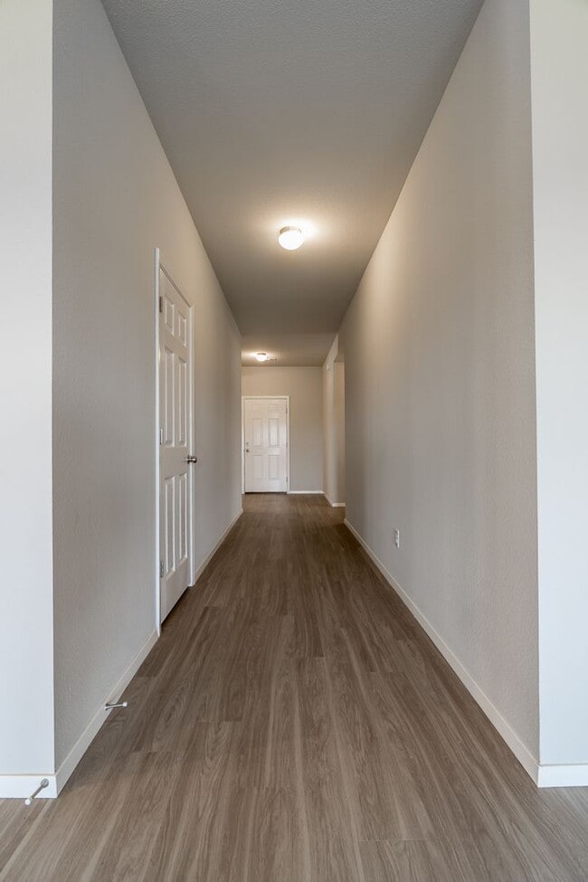 Large 4 Bedroom Home w/3 car Garage and Hu... - Large 4 Bedroom Home w/3 car Garage and Hu...
