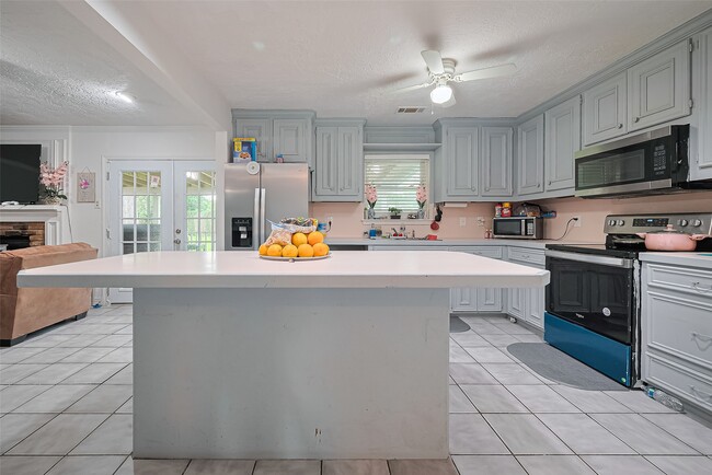 Building Photo - 13351 Oak Leaf Ln