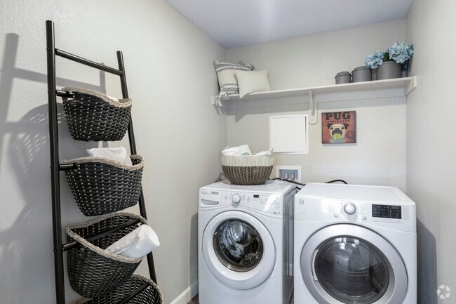 2BR, 2BA - 1,002SF - Laundry