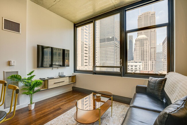 Building Photo - 235 W Van Buren St Unit SI FL22-ID1546220P